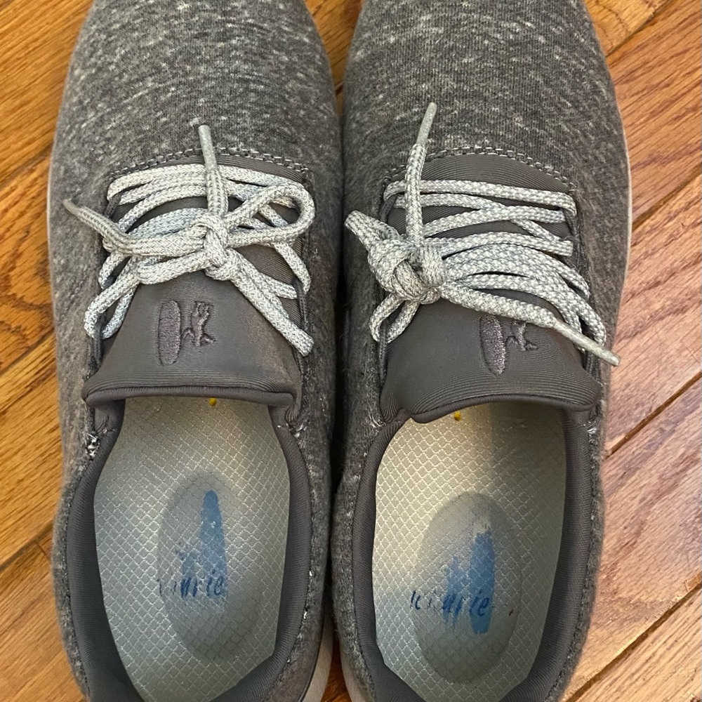 JOHNNIE-O Sneakformance size 9 mens